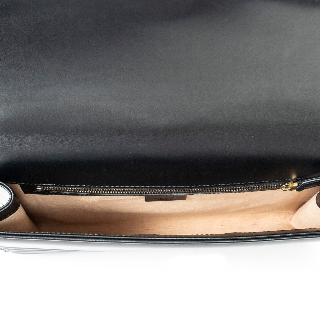 Cartera de mano GG Marmont con solapa de piel acolchada chevron negra