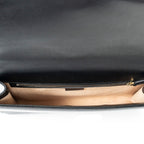 Cartera de mano GG Marmont con solapa de piel acolchada chevron negra
