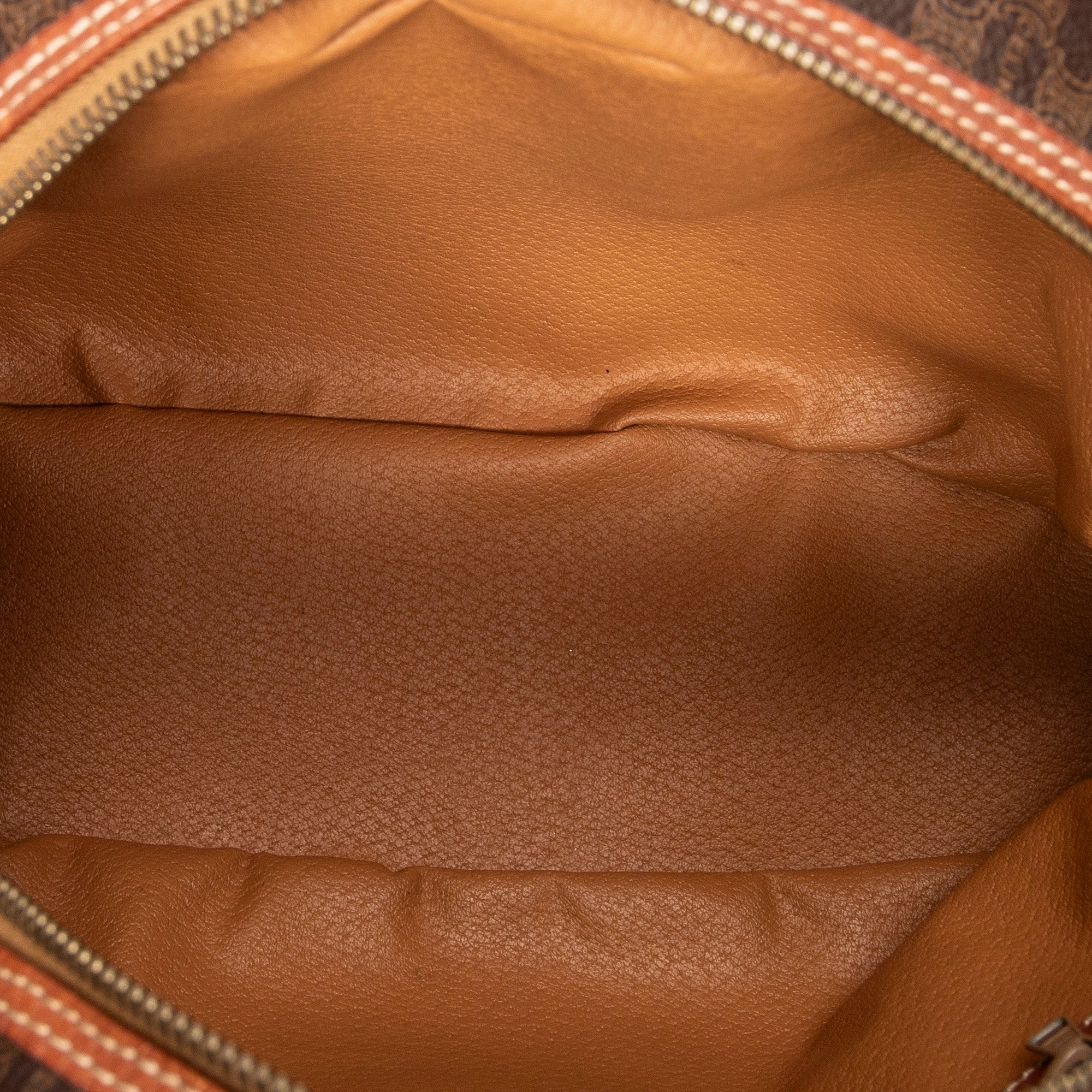 Bolso de mano con asa superior en forma de cúpula de lona recubierta de macadán marrón