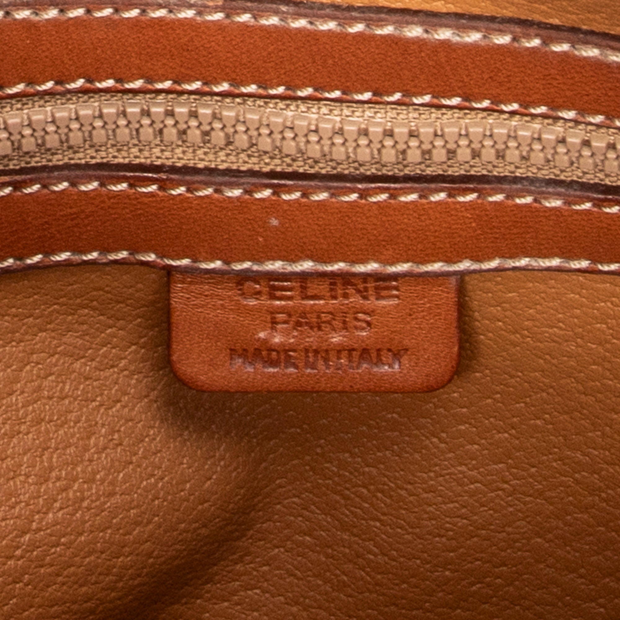 Bolso de mano con asa superior en forma de cúpula de lona recubierta de macadán marrón