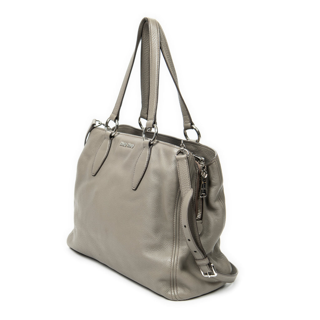 Bolso de hombro Tote con cremallera central de cuero de becerro granulado gris
