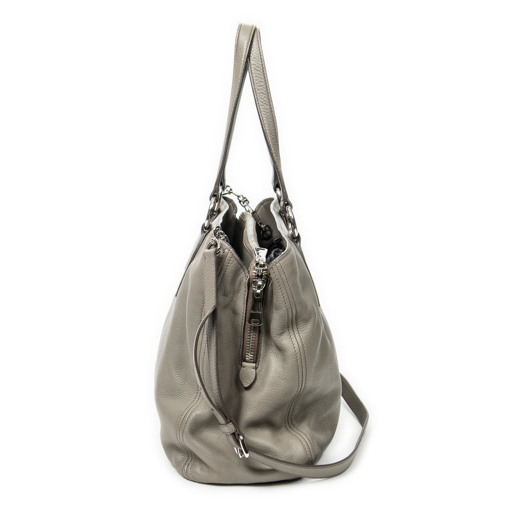 Bolso de hombro Tote con cremallera central de cuero de becerro granulado gris