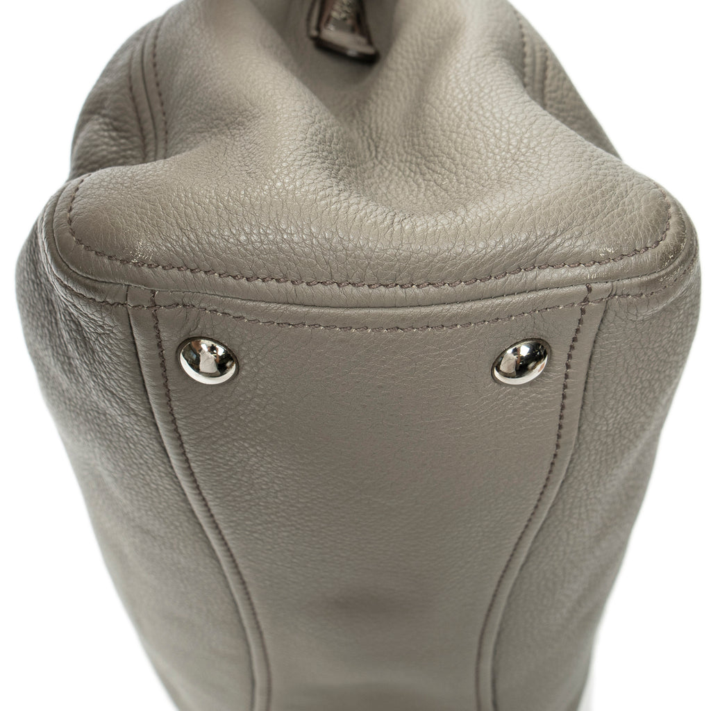 Bolso de hombro Tote con cremallera central de cuero de becerro granulado gris