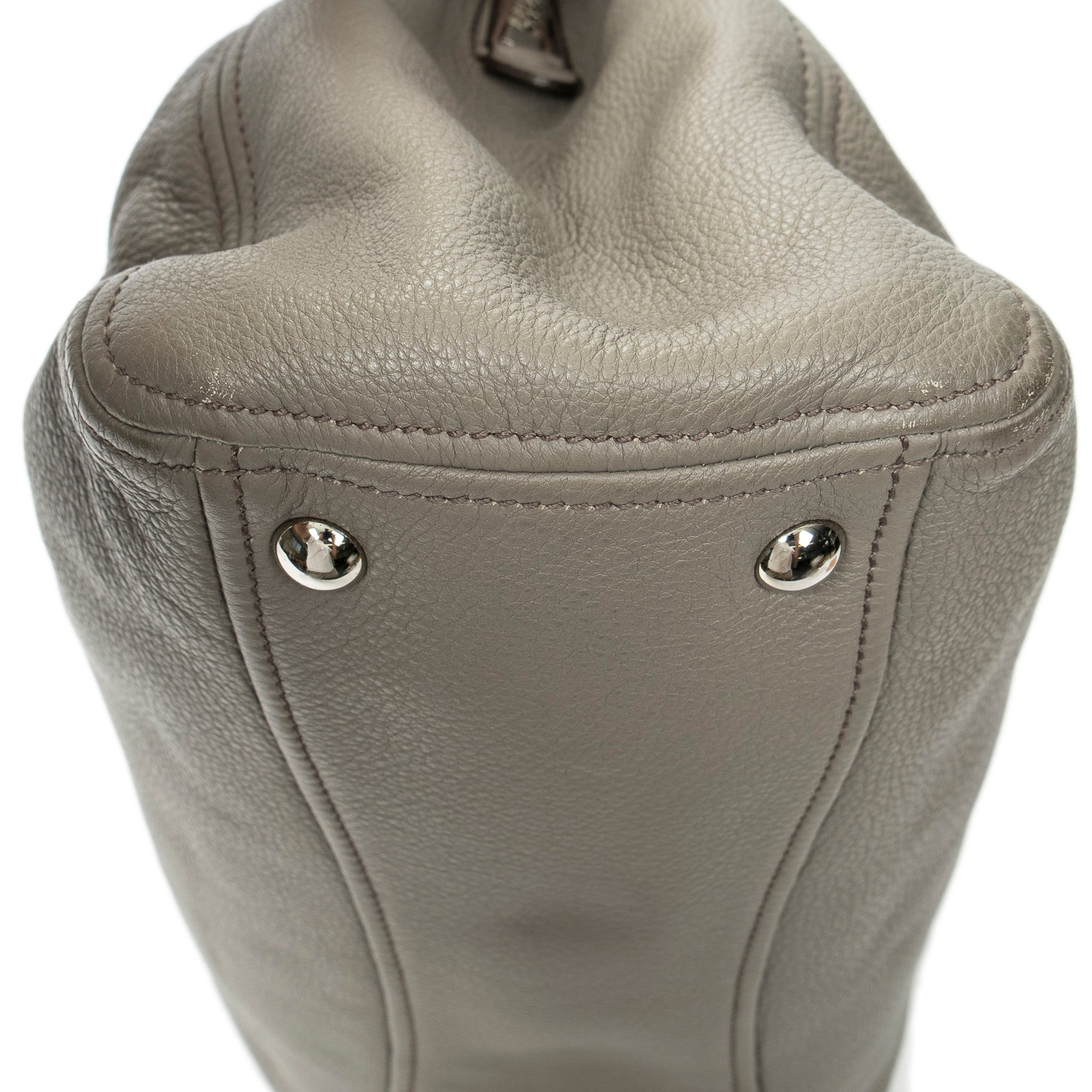 Bolso de hombro Tote con cremallera central de cuero de becerro granulado gris