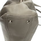 Bolso de hombro Tote con cremallera central de cuero de becerro granulado gris