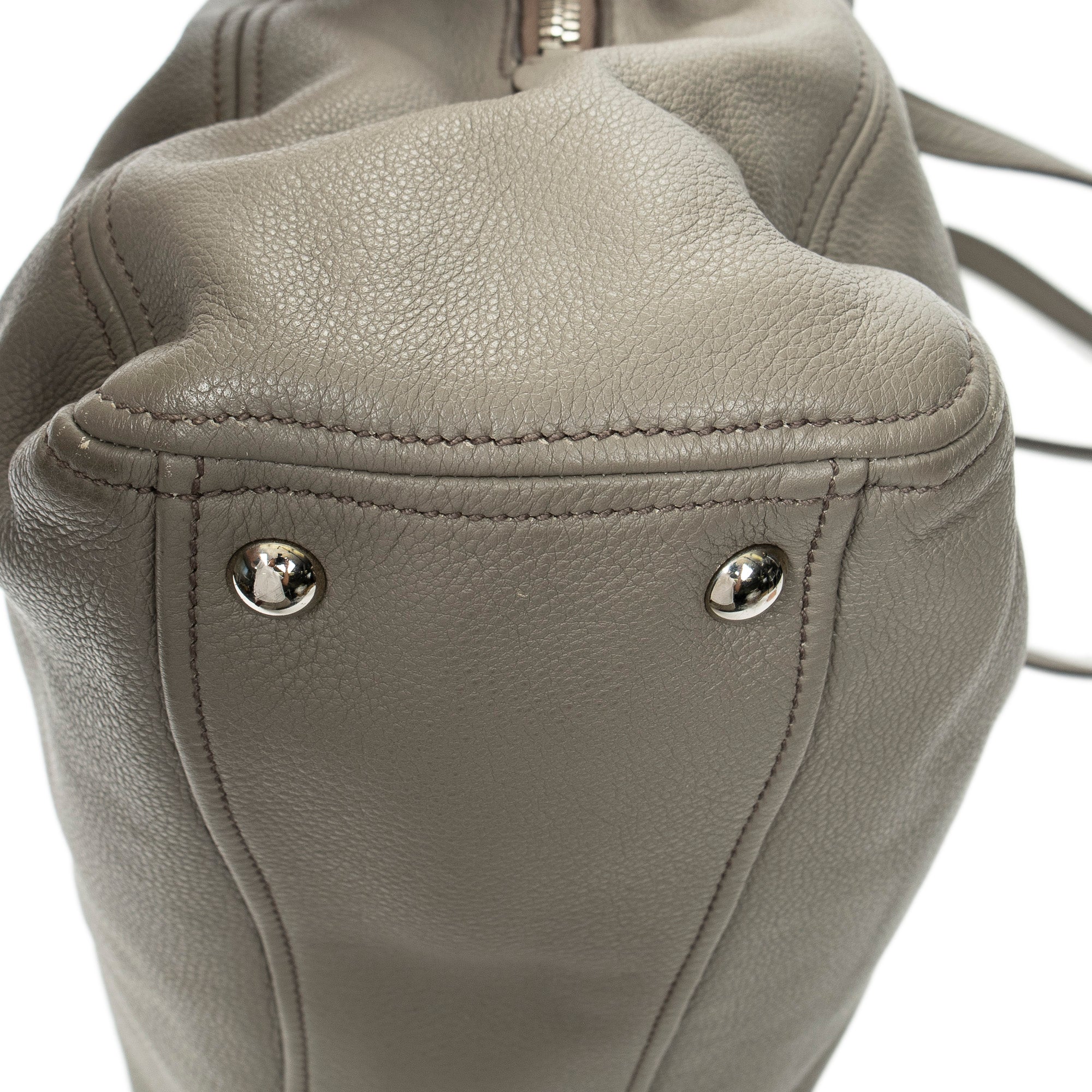 Bolso de hombro Tote con cremallera central de cuero de becerro granulado gris