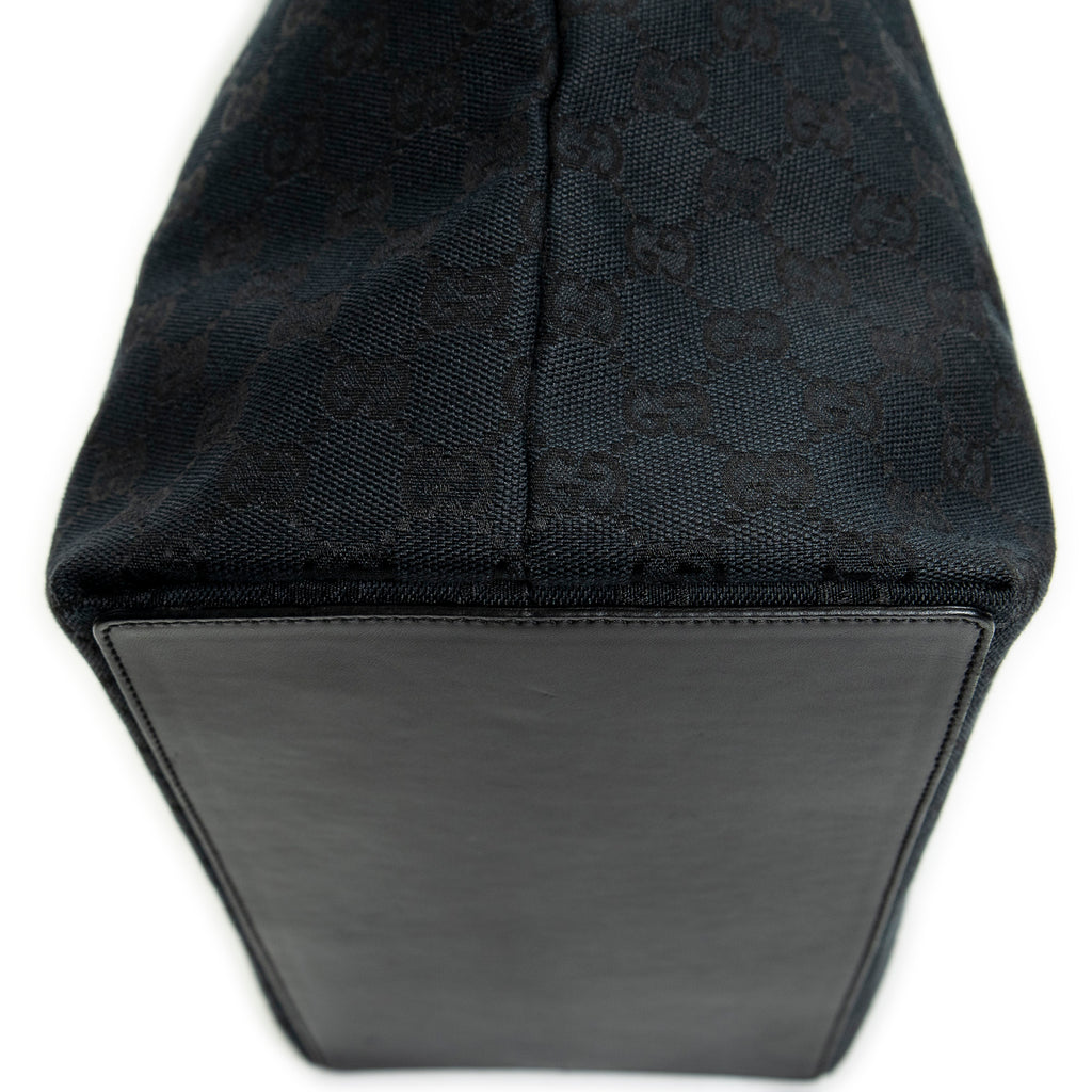 Bolso de mano grande vertical abierto de lona negra con monograma