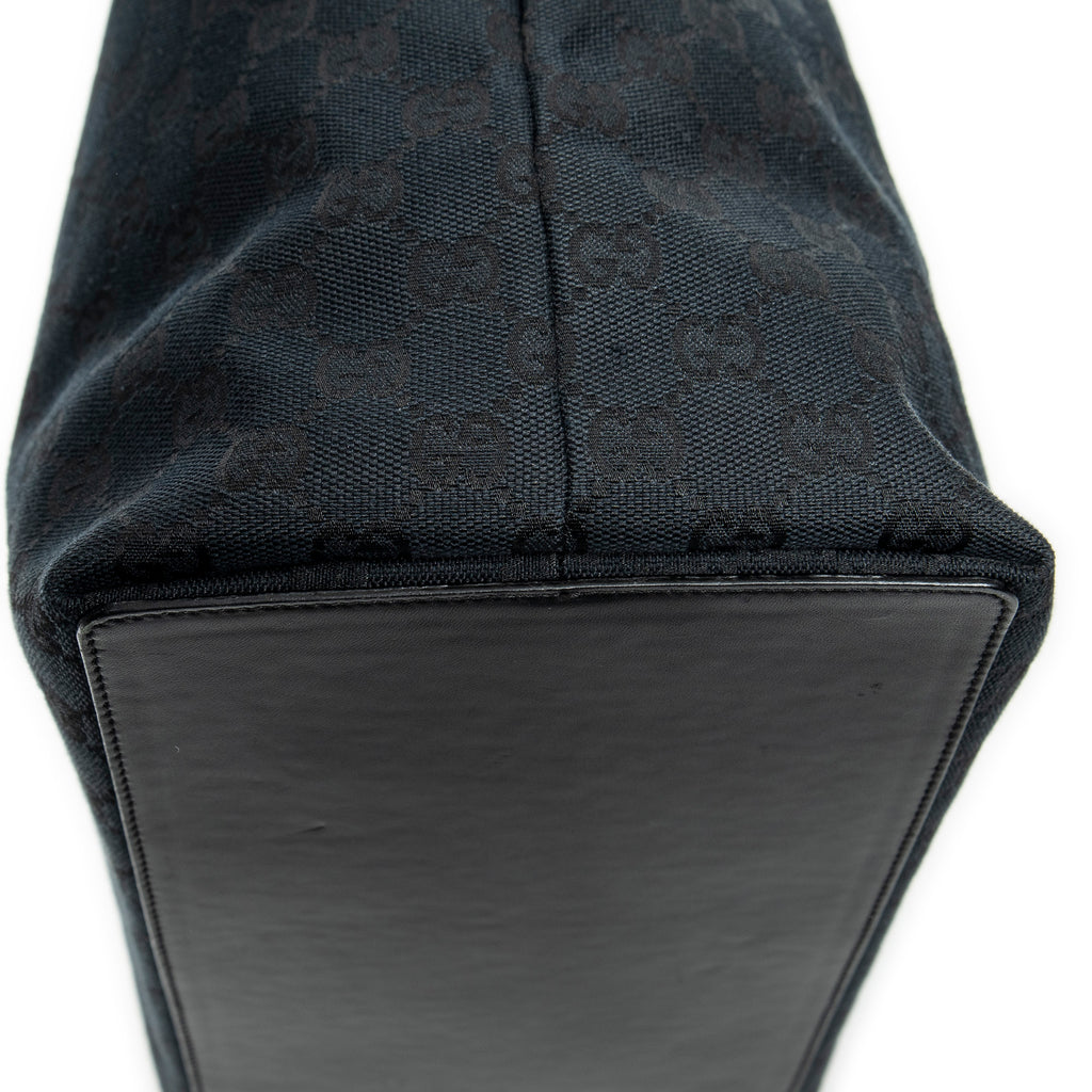Bolso de mano grande vertical abierto de lona negra con monograma