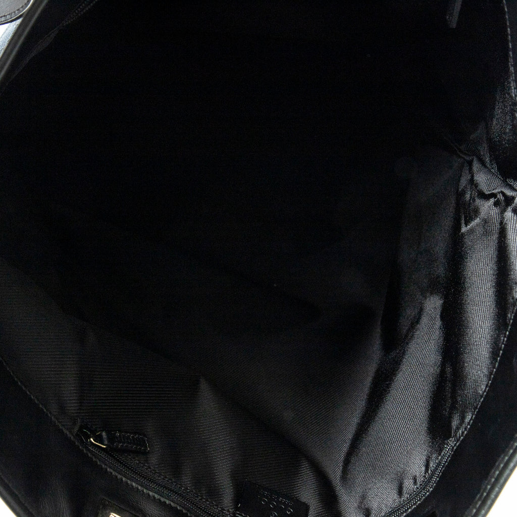 Bolso de mano grande vertical abierto de lona negra con monograma