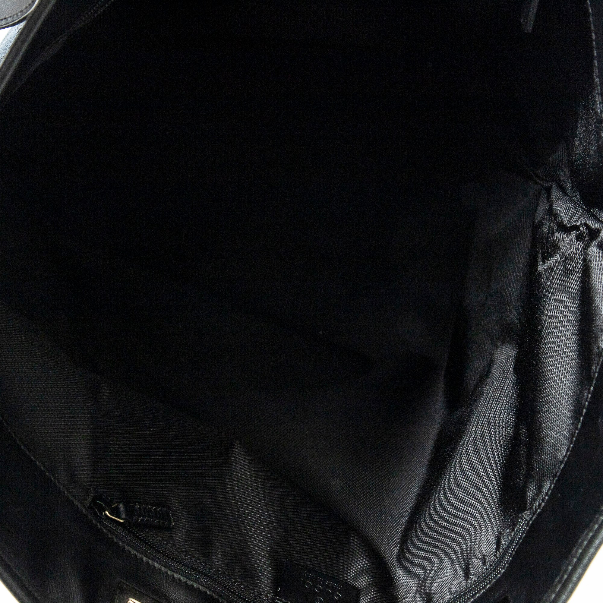Bolso de mano grande vertical abierto de lona negra con monograma