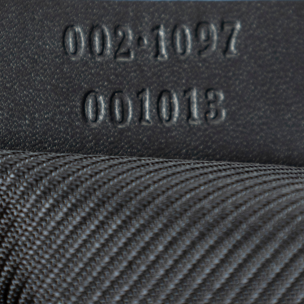 Bolso de mano grande vertical abierto de lona negra con monograma