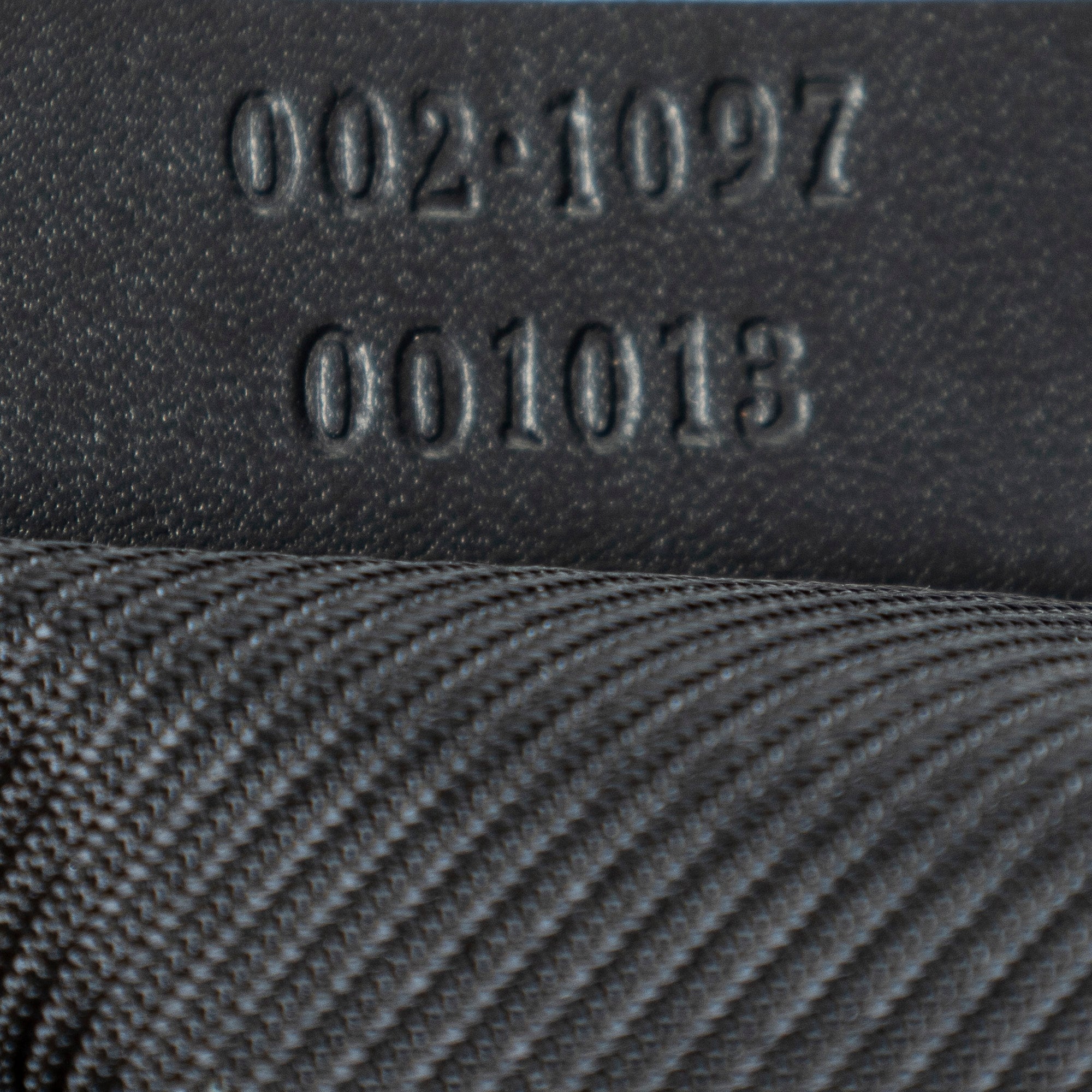 Bolso de mano grande vertical abierto de lona negra con monograma