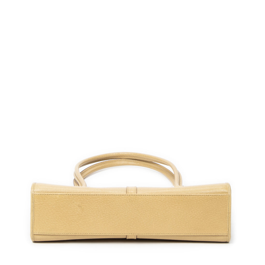 Bolso de hombro Jackie Tote cuadrado de piel de becerro graneada beige