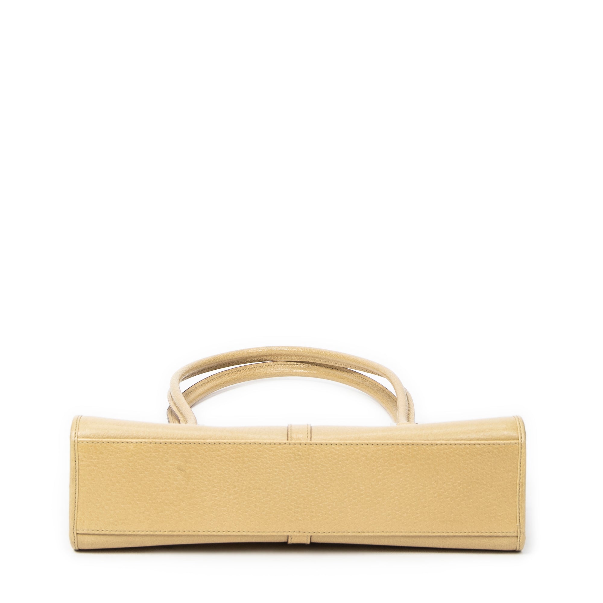 Bolso de hombro Jackie Tote cuadrado de piel de becerro graneada beige