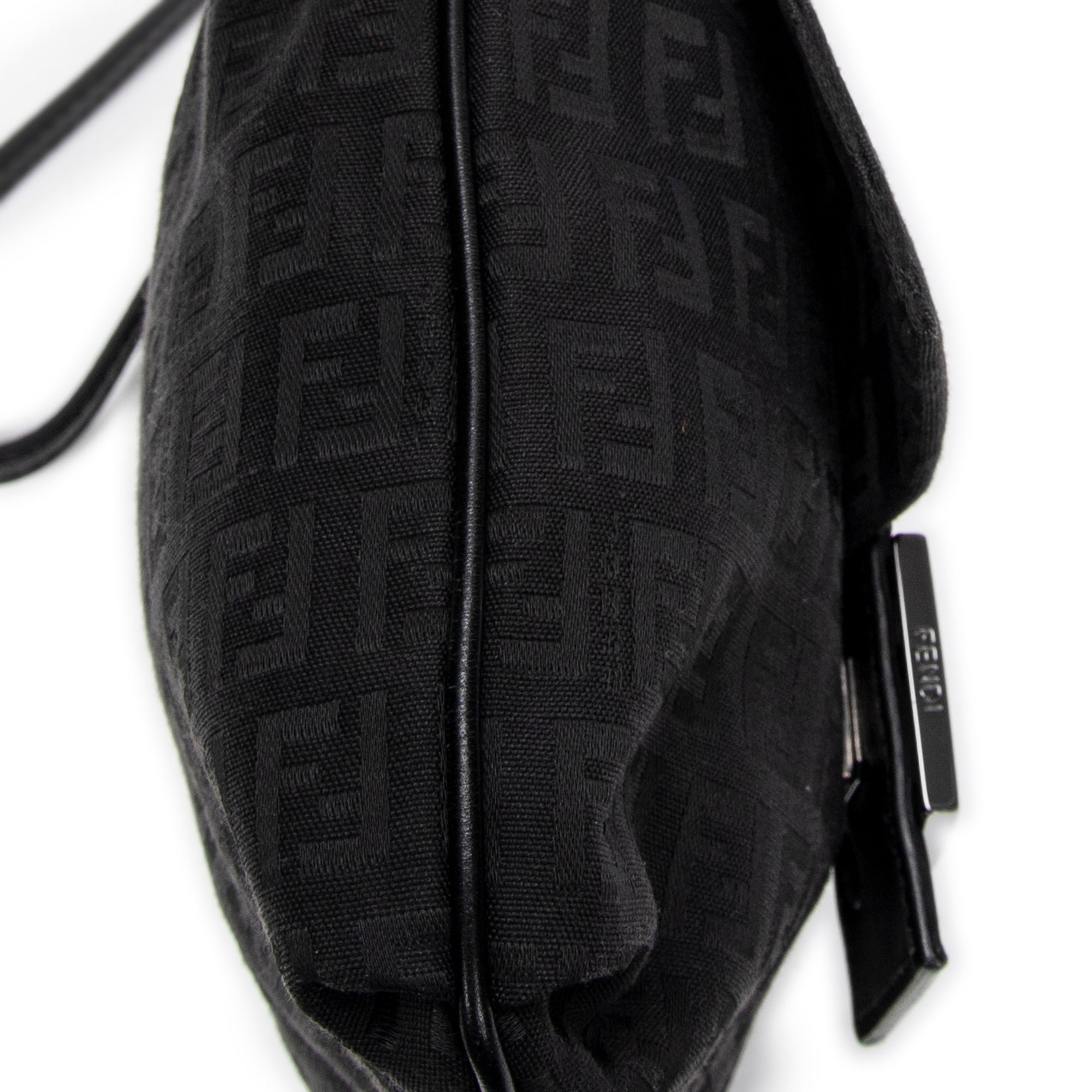 Bolso de hombro con solapa pequeña y bandolera de lona Zucchino negra