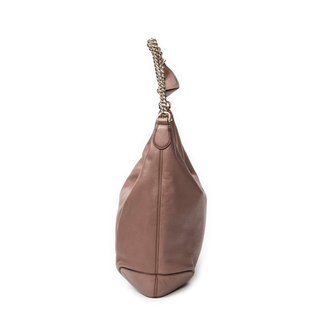 Bolso de hombro Soho con cadena, borla y piel de becerro granulada beige