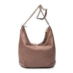 Bolso de hombro Soho con cadena, borla y piel de becerro granulada beige