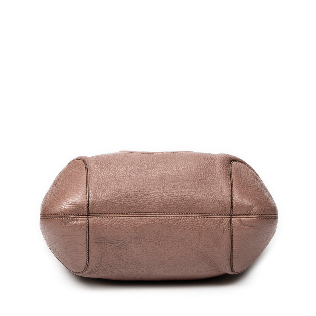 Bolso de hombro Soho con cadena, borla y piel de becerro granulada beige