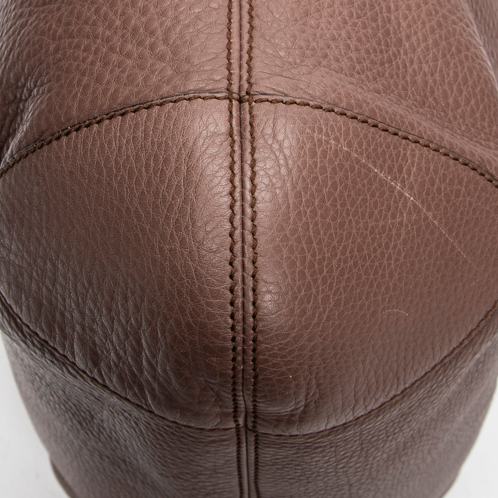 Bolso de hombro Soho con cadena, borla y piel de becerro granulada beige