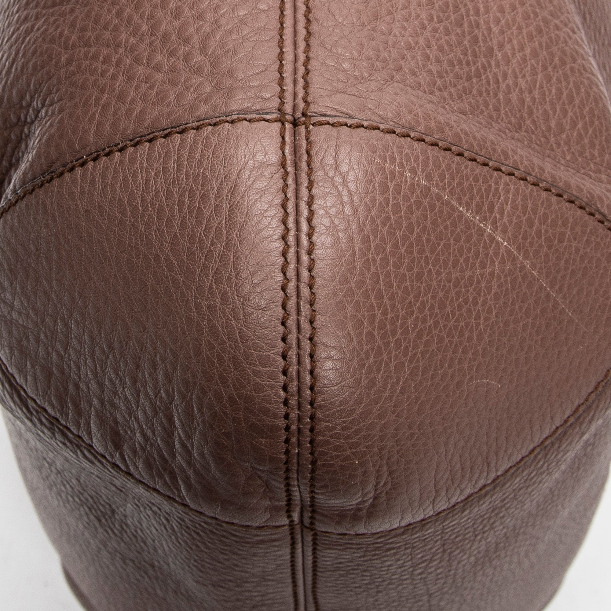 Bolso de hombro Soho con cadena, borla y piel de becerro granulada beige