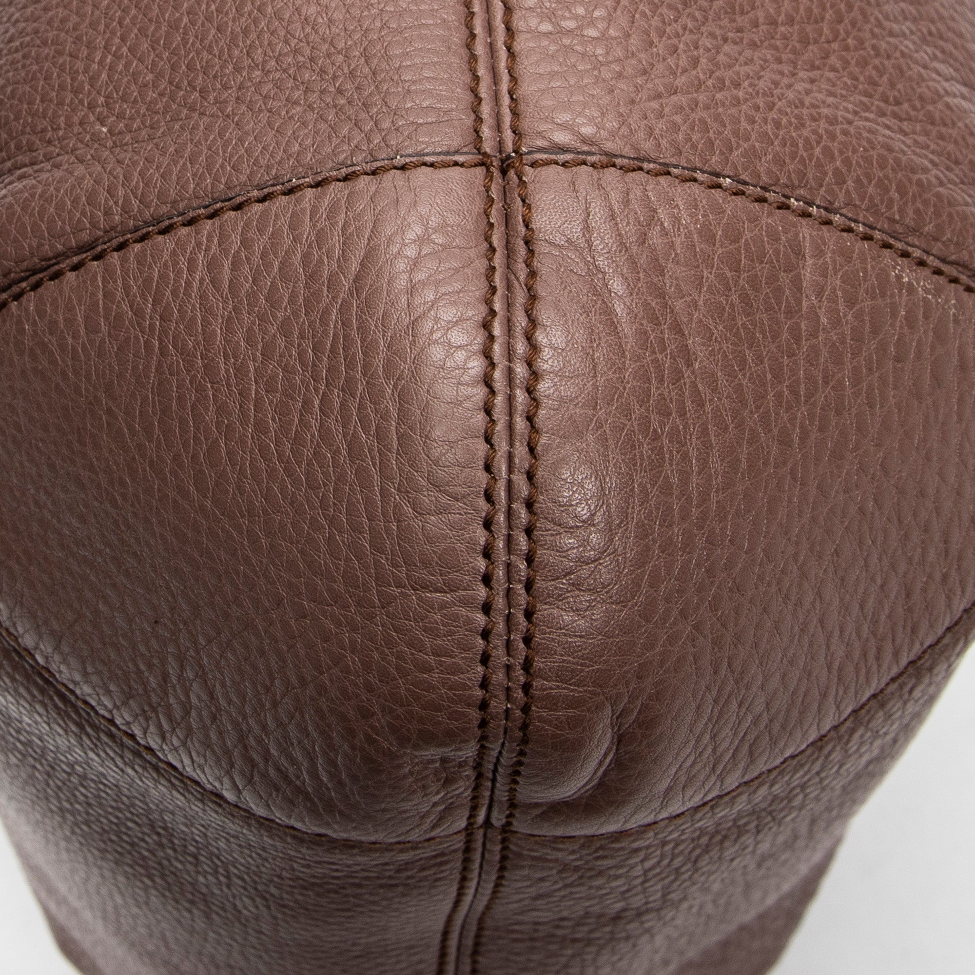 Bolso de hombro Soho con cadena, borla y piel de becerro granulada beige