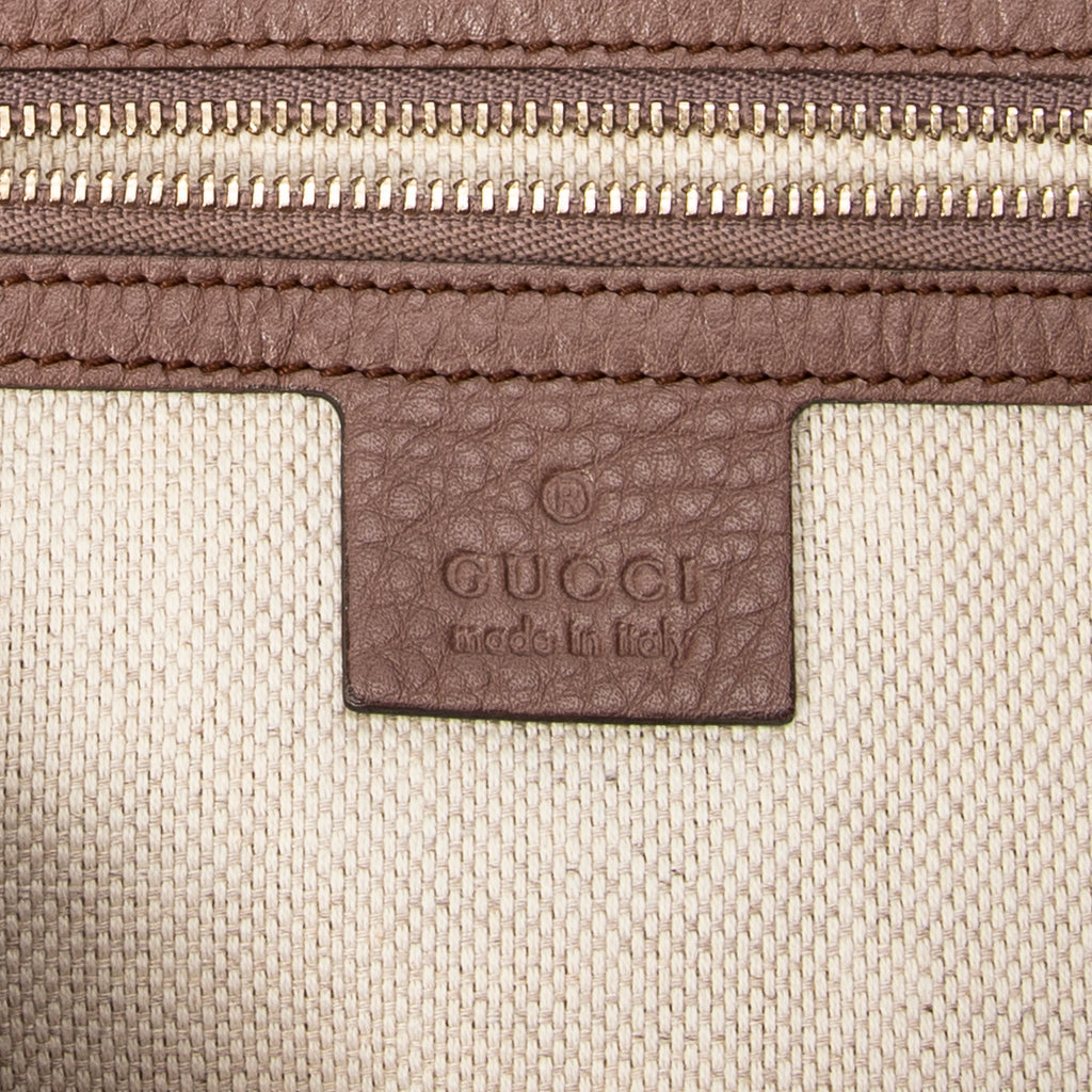 Bolso de hombro Soho con cadena, borla y piel de becerro granulada beige