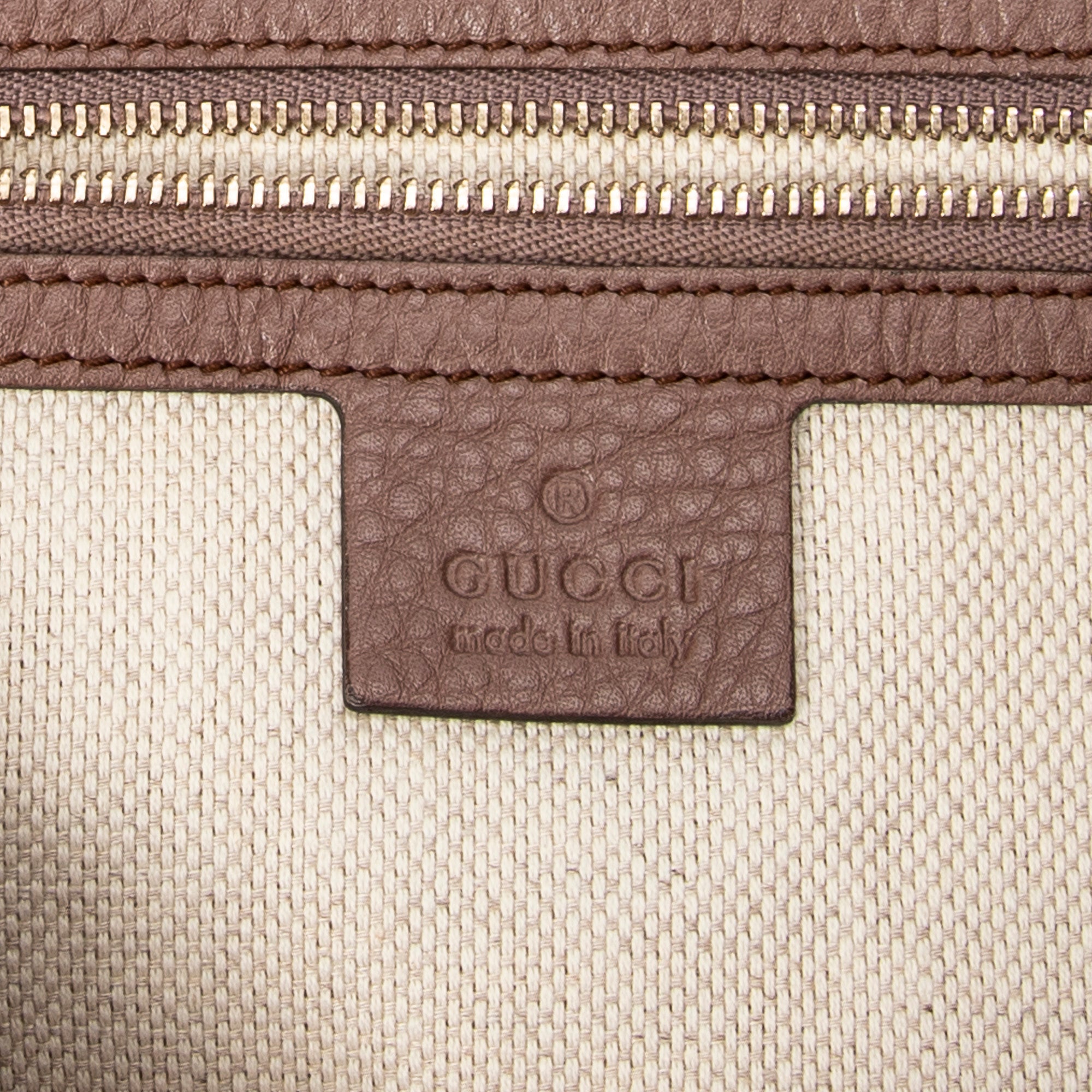 Bolso de hombro Soho con cadena, borla y piel de becerro granulada beige