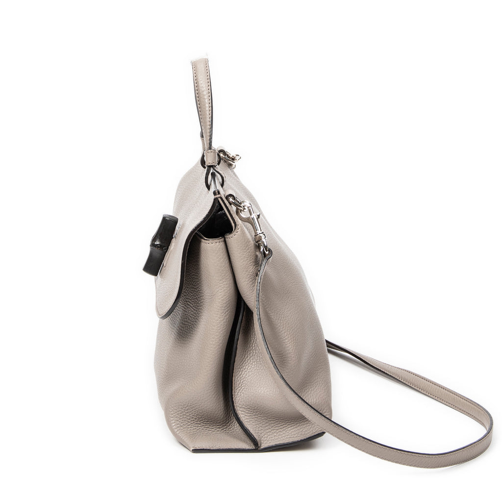 Bolso de hombro mediano de bambú, asa superior diaria, piel de becerro granulada gris