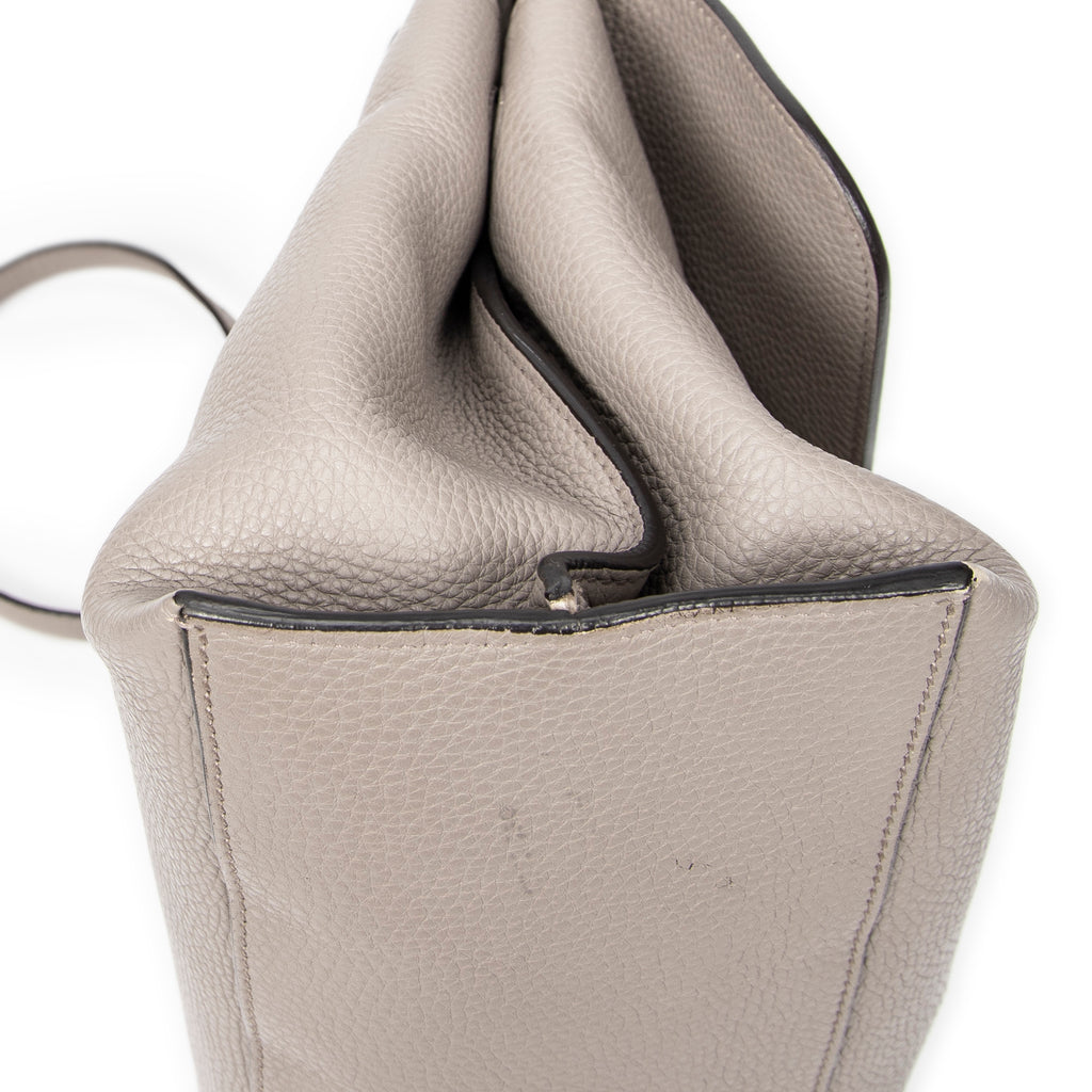 Bolso de hombro mediano de bambú, asa superior diaria, piel de becerro granulada gris
