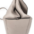 Bolso de hombro mediano de bambú, asa superior diaria, piel de becerro granulada gris
