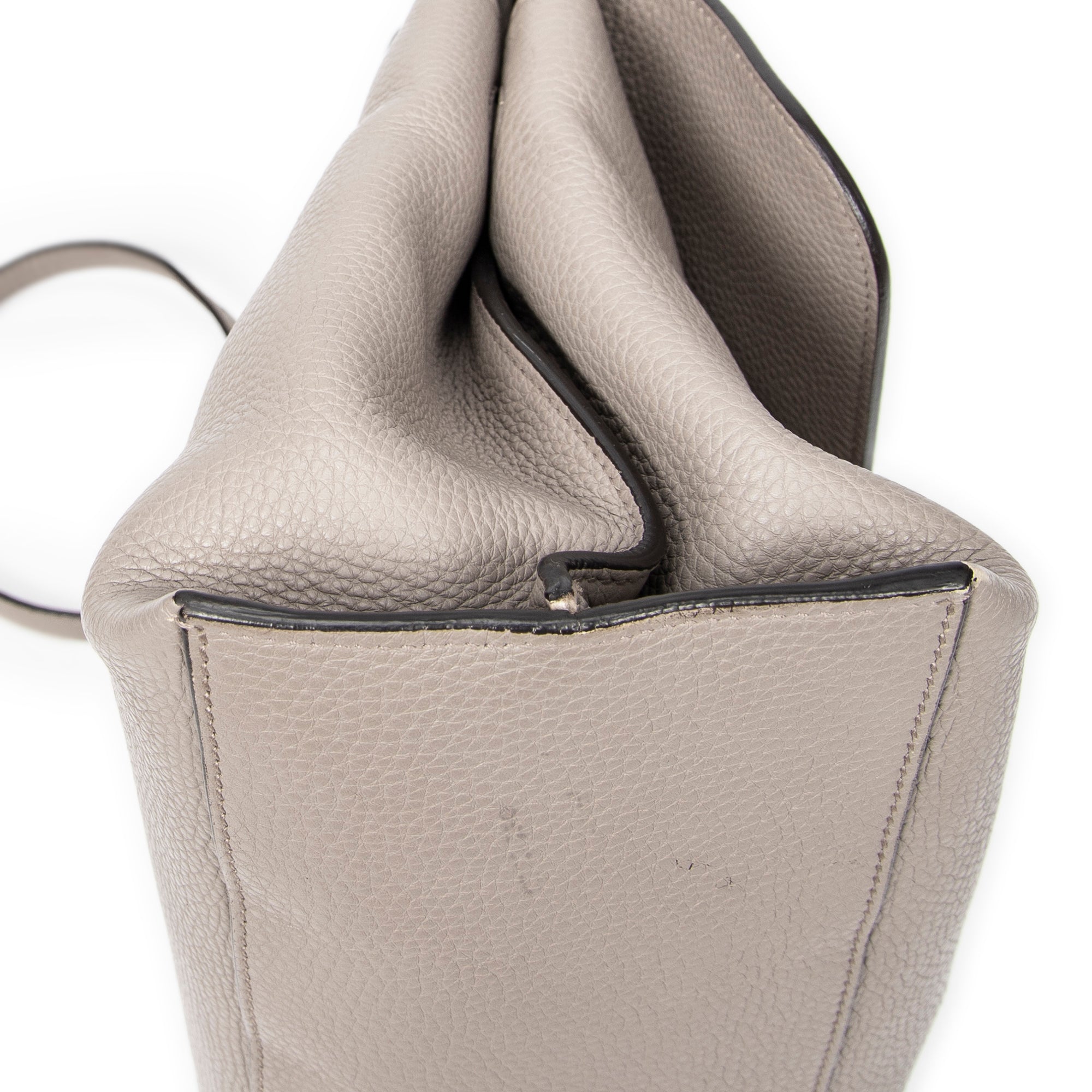 Bolso de hombro mediano de bambú, asa superior diaria, piel de becerro granulada gris