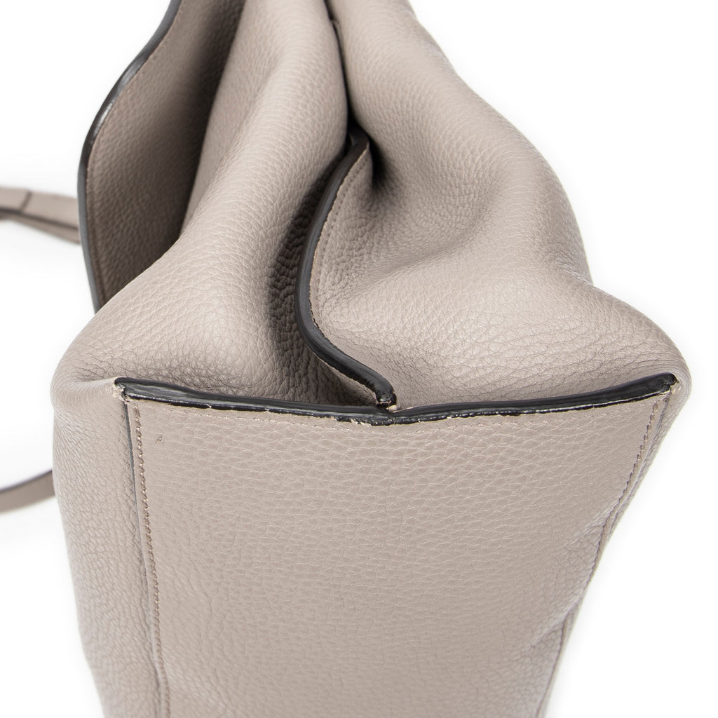 Bolso de hombro mediano de bambú, asa superior diaria, piel de becerro granulada gris
