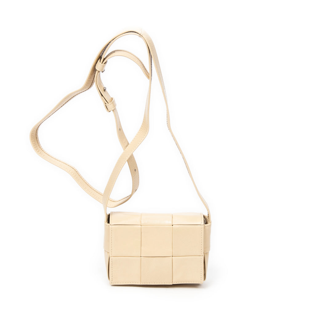 Bolso de hombro mini Cassette bandolera beige piel Intrecciato maxi