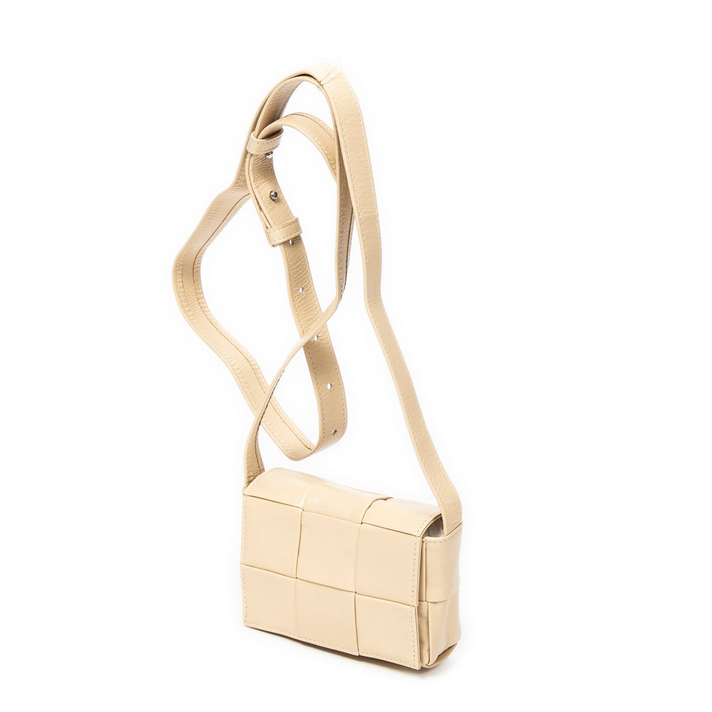 Bolso de hombro mini Cassette bandolera beige piel Intrecciato maxi