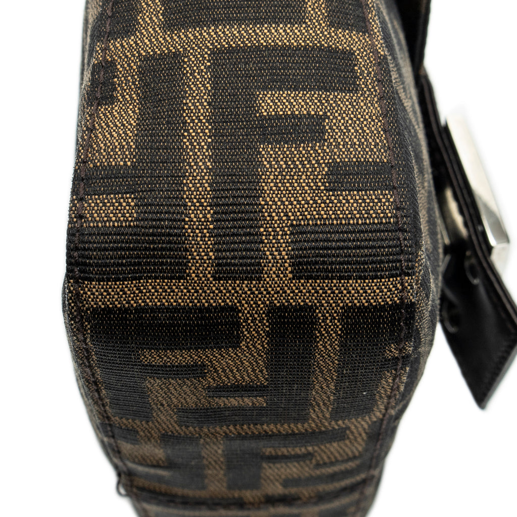 Bolso de Hombro Cuadrado con Solapa en Lona Zucca Color Canela