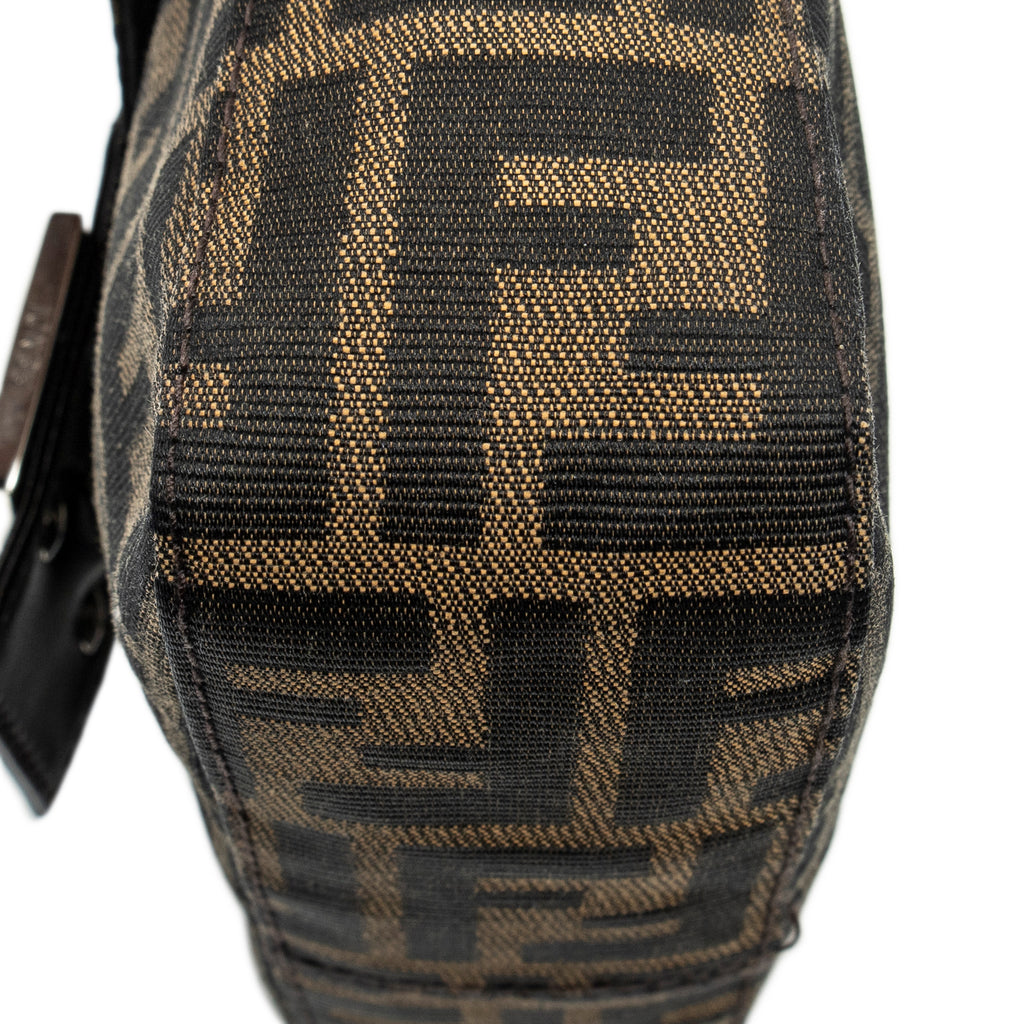 Bolso de Hombro Cuadrado con Solapa en Lona Zucca Color Canela