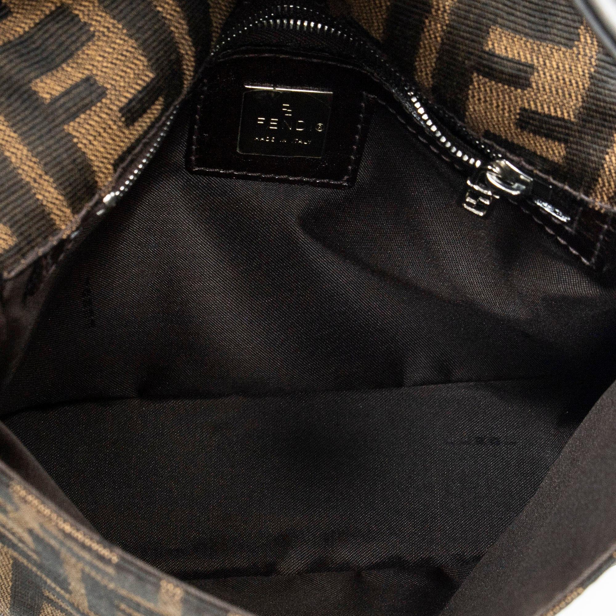 Bolso de Hombro Cuadrado con Solapa en Lona Zucca Color Canela