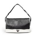 Bolso de hombro con solapa grande, tipo bandolera, de piel de becerro negra