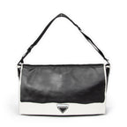 Bolso de hombro con solapa grande, tipo bandolera, de piel de becerro negra