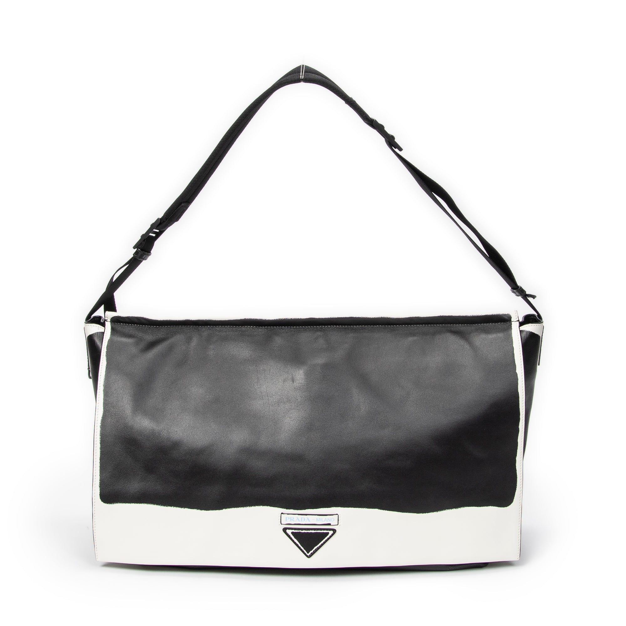 Bolso de hombro con solapa grande, tipo bandolera, de piel de becerro negra