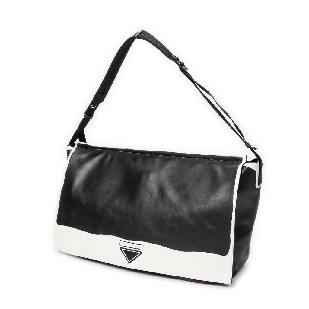 Bolso de hombro con solapa grande, tipo bandolera, de piel de becerro negra
