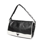 Bolso de hombro con solapa grande, tipo bandolera, de piel de becerro negra