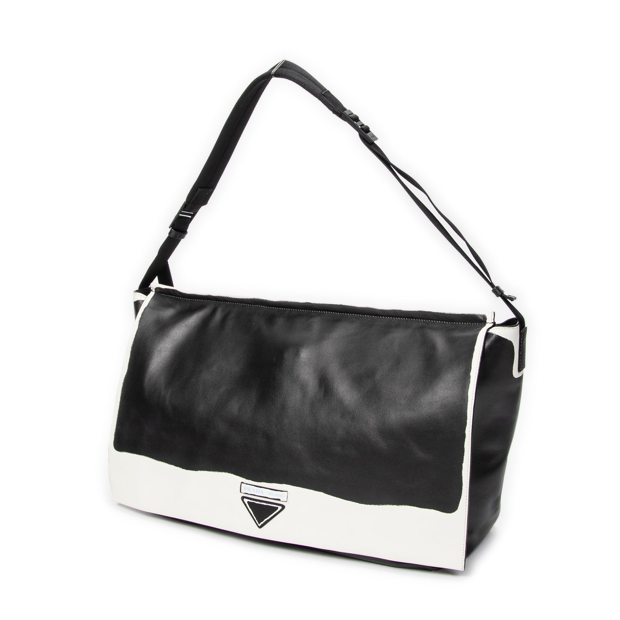 Bolso de hombro con solapa grande, tipo bandolera, de piel de becerro negra
