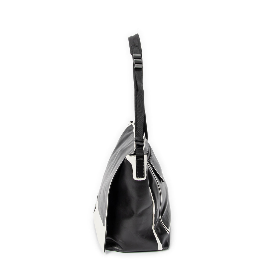 Bolso de hombro con solapa grande, tipo bandolera, de piel de becerro negra