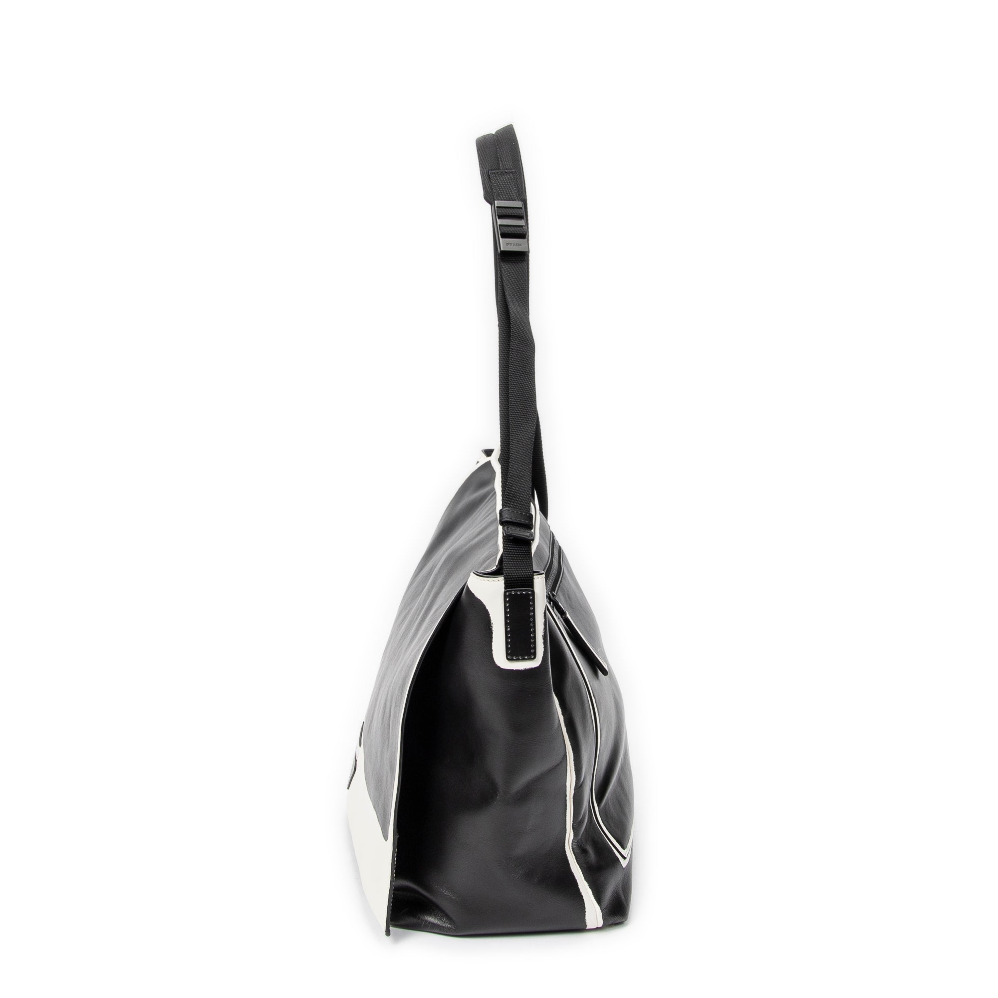 Bolso de hombro con solapa grande, tipo bandolera, de piel de becerro negra