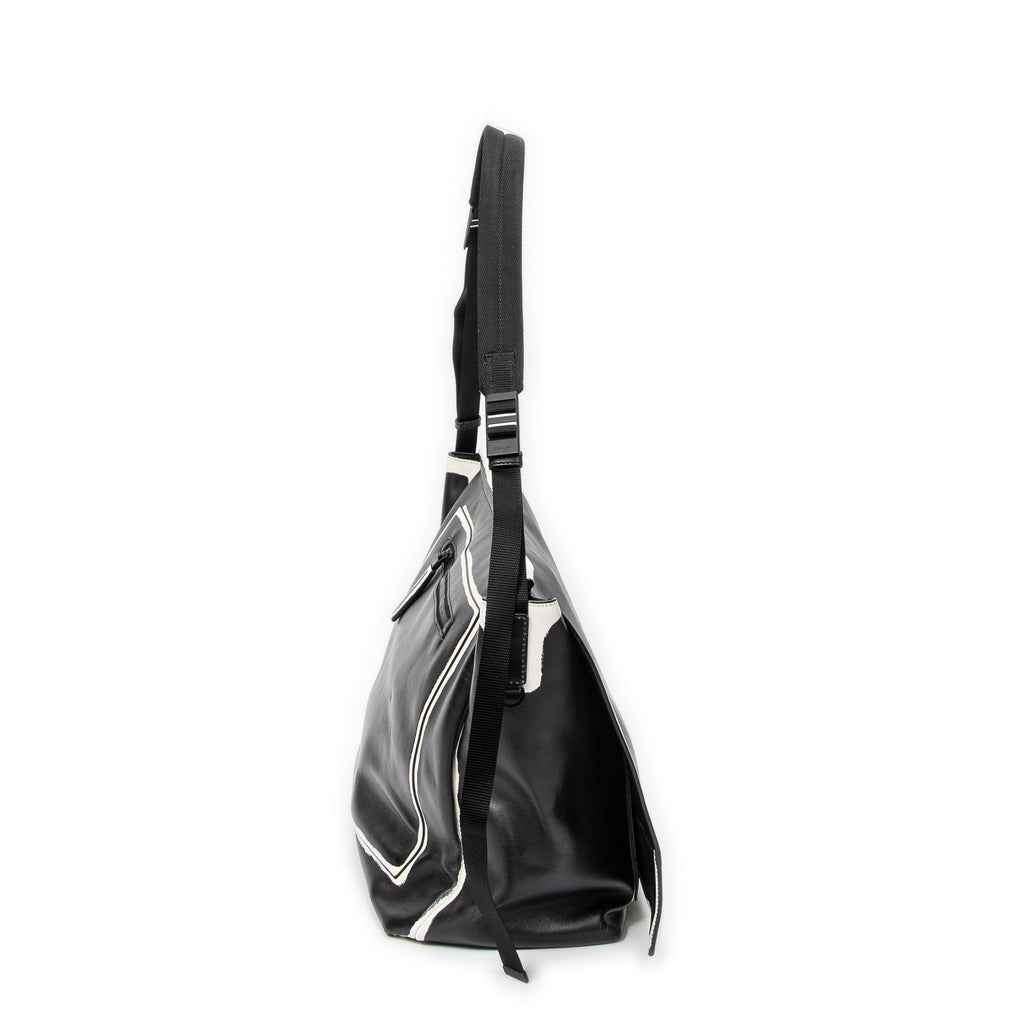 Bolso de hombro con solapa grande, tipo bandolera, de piel de becerro negra