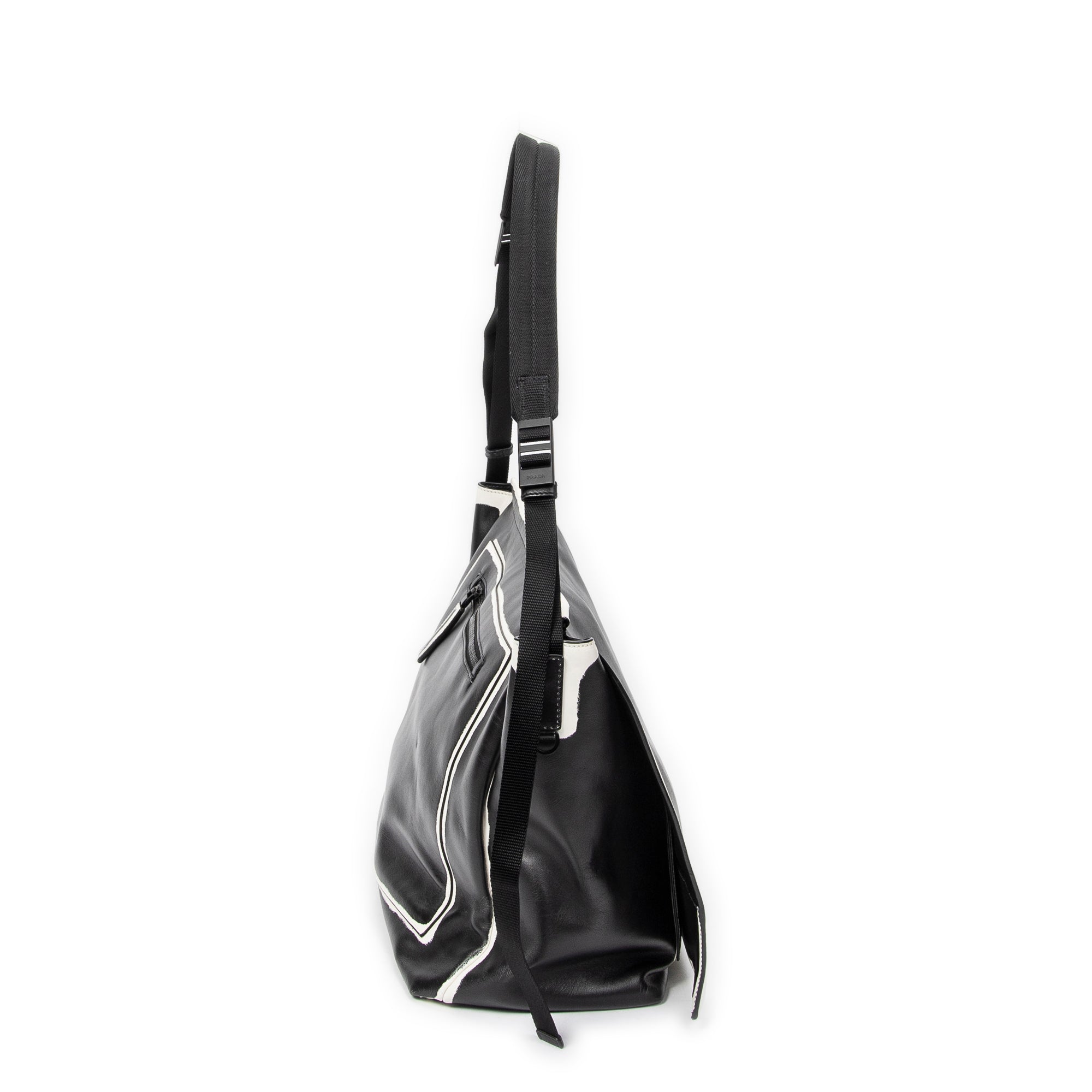 Bolso de hombro con solapa grande, tipo bandolera, de piel de becerro negra