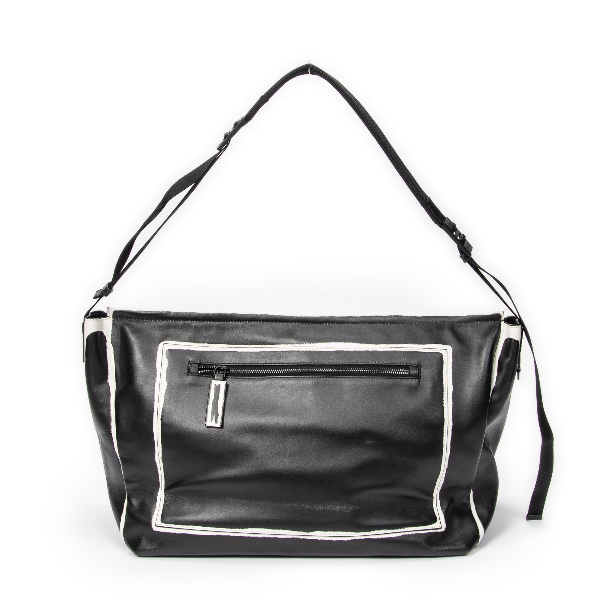 Bolso de hombro con solapa grande, tipo bandolera, de piel de becerro negra