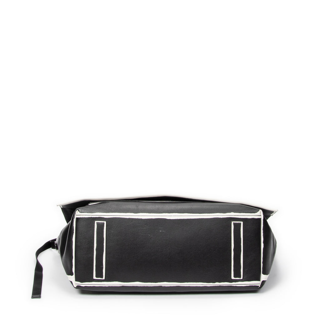 Bolso de hombro con solapa grande, tipo bandolera, de piel de becerro negra