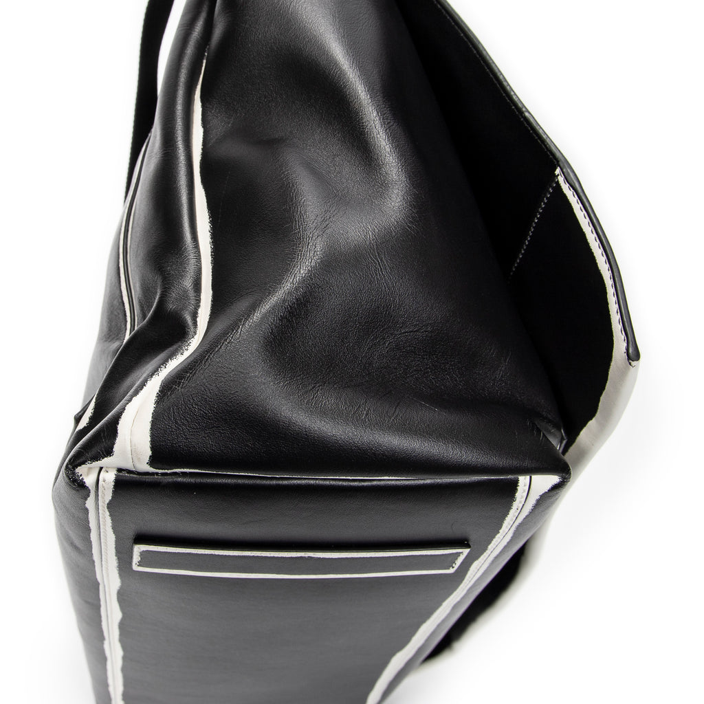 Bolso de hombro con solapa grande, tipo bandolera, de piel de becerro negra